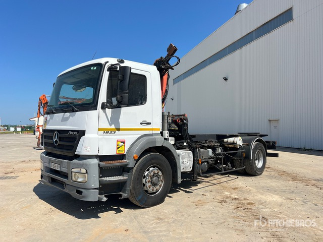 2006 Mercedes-Benz Axor 1823 4x2 Chassis Cabine Avec Grue 4x2 Cab and Chassis - Camión chasis, Camión grúa: foto 1 2006 Mercedes-Benz Axor 1823 4x2 Chassis Cabine Avec Grue 4x2 Cab and Chassis - Camión chasis, Camión grúa: foto 1