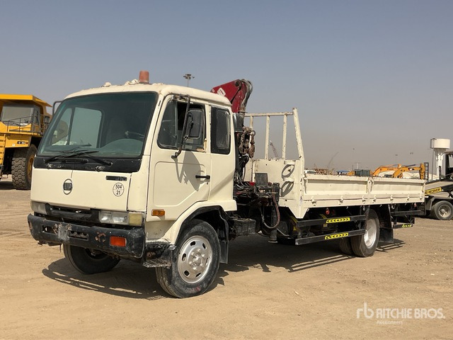 2006 Nissan MK210 2006 HMF 683K1 Knuckle Boom on 4x2 Flatbed Truck with Crane - Camión caja abierta, Camión grúa: foto 1 2006 Nissan MK210 2006 HMF 683K1 Knuckle Boom on 4x2 Flatbed Truck with Crane - Camión caja abierta, Camión grúa: foto 1