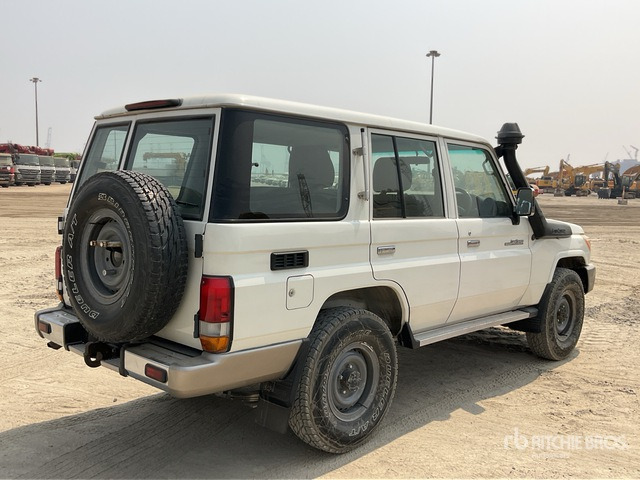 2011 Toyota Land Cruiser LX 76R 4x4 SUV - SUV/ Todoterreno: foto 3 2011 Toyota Land Cruiser LX 76R 4x4 SUV - SUV/ Todoterreno: foto 3
