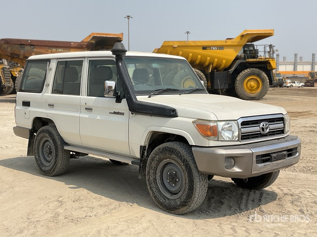 2011 Toyota Land Cruiser LX 76R 4x4 SUV - SUV/ Todoterreno: foto 2 2011 Toyota Land Cruiser LX 76R 4x4 SUV - SUV/ Todoterreno: foto 2