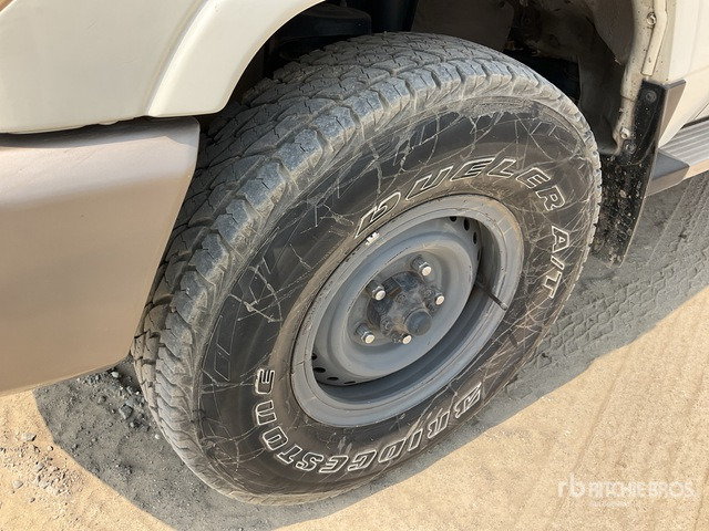 2011 Toyota Land Cruiser LX 76R 4x4 SUV - SUV/ Todoterreno: foto 5 2011 Toyota Land Cruiser LX 76R 4x4 SUV - SUV/ Todoterreno: foto 5