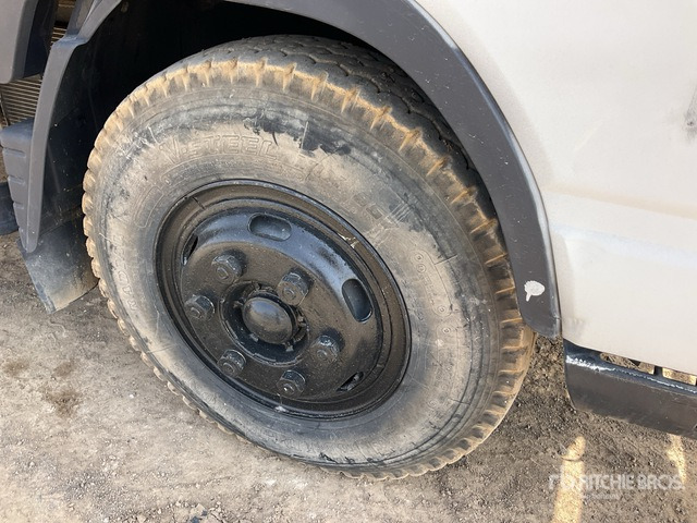 2014 Mitsubishi 4x2 Crew Cab Flatbed Truck - Camión caja abierta: foto 5 2014 Mitsubishi 4x2 Crew Cab Flatbed Truck - Camión caja abierta: foto 5