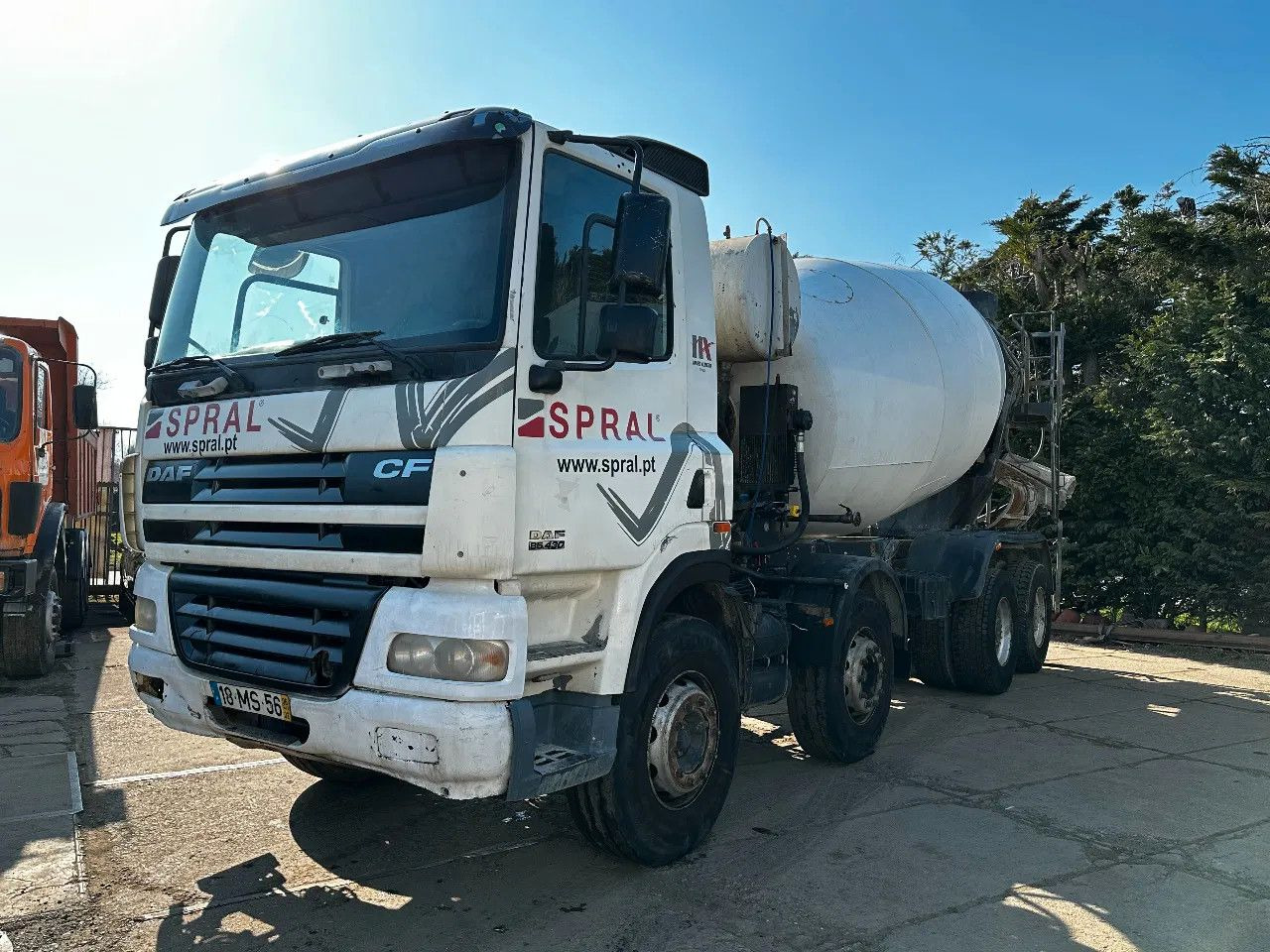 DAF CF 85.430 8X4 9m3 Mixer Spring/Spring ZF Manual - Camión hormigonera: foto 2 DAF CF 85.430 8X4 9m3 Mixer Spring/Spring ZF Manual - Camión hormigonera: foto 2