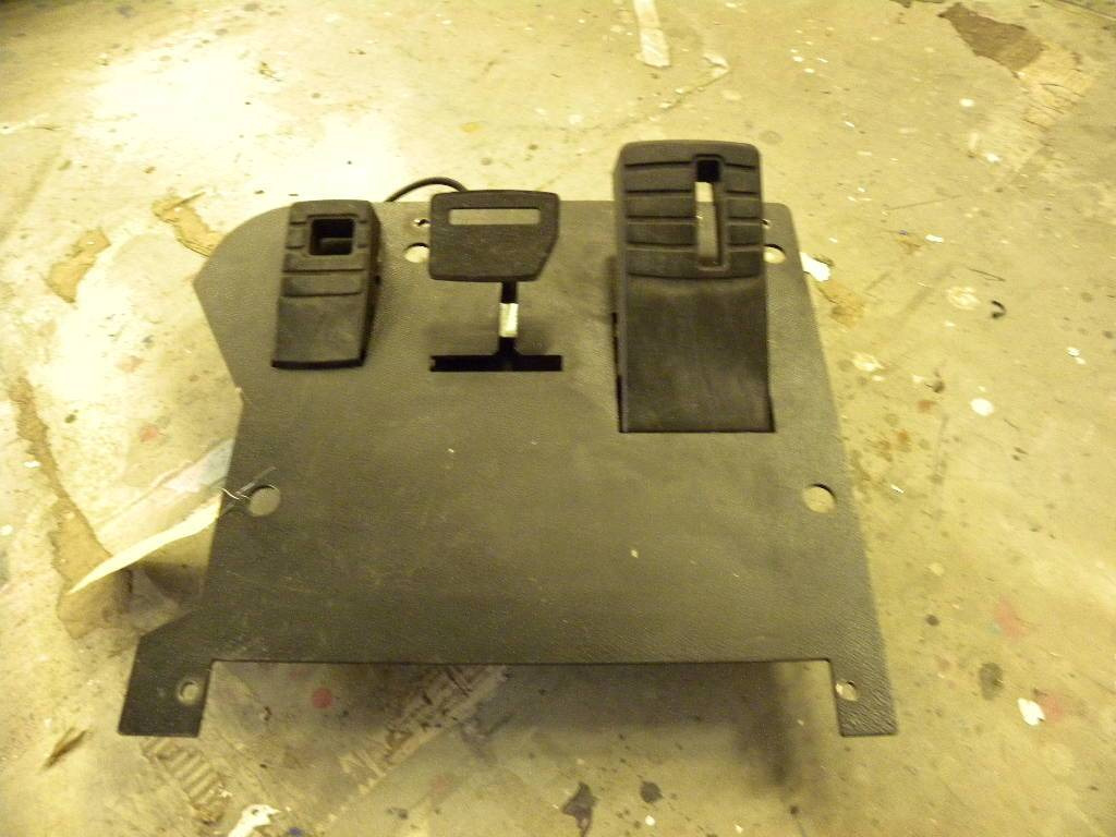 Accelerator & Brake (Pedals) for Caterpillar - Pedal para Equipo de manutención: foto 1 Accelerator & Brake (Pedals) for Caterpillar - Pedal para Equipo de manutención: foto 1