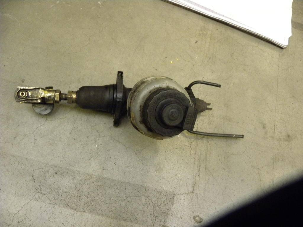 Brake fluid reservoir w. Pump Model: EFG 318 - Piezas de freno para Equipo de manutención: foto 1 Brake fluid reservoir w. Pump Model: EFG 318 - Piezas de freno para Equipo de manutención: foto 1