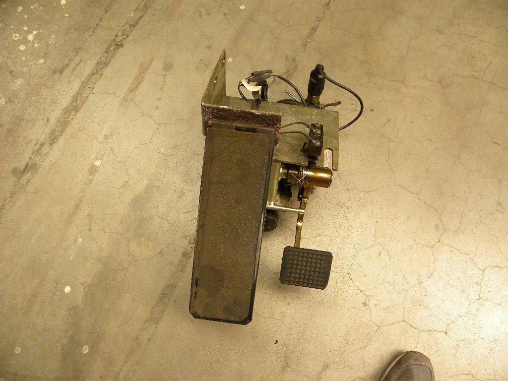 Foot console with gas and brake pedal - Pedal para Equipo de manutención: foto 2 Foot console with gas and brake pedal - Pedal para Equipo de manutención: foto 2