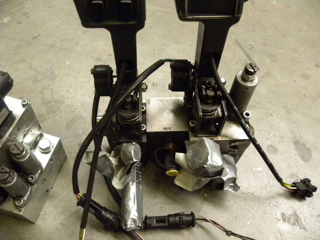 Hydraulic Consol with 2 hydraulic levers for Jungheinrich - Válvula hidráulica para Equipo de manutención: foto 2 Hydraulic Consol with 2 hydraulic levers for Jungheinrich - Válvula hidráulica para Equipo de manutención: foto 2