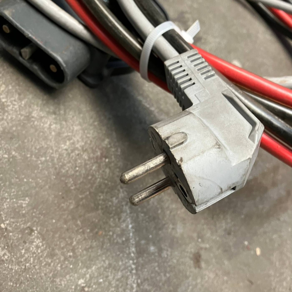 Hawker 24V/35A - Piezas de recambio para Equipo de manutención: foto 3 Hawker 24V/35A - Piezas de recambio para Equipo de manutención: foto 3