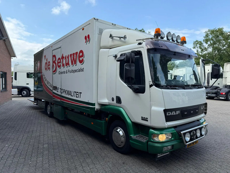 DAF LF 45.220 Laadklep/LBW Zijdeur Slaapcabine AHK NL truck - Camión caja cerrada: foto 2 DAF LF 45.220 Laadklep/LBW Zijdeur Slaapcabine AHK NL truck - Camión caja cerrada: foto 2
