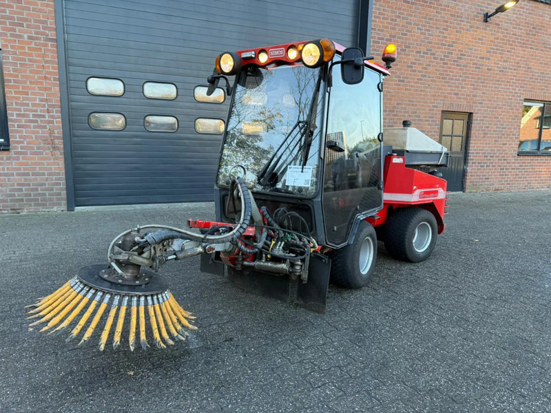 Nimos DM-Trac 205 OKB-70- Onkruidborstelmachine Werktuigendrager 4X Hydraulische functie - Barredora industrial: foto 1 Nimos DM-Trac 205 OKB-70- Onkruidborstelmachine Werktuigendrager 4X Hydraulische functie - Barredora industrial: foto 1