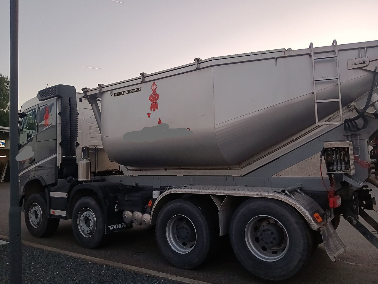 Volvo FH500 8x4R RETARDER LIFT MEILLER-Asphalt FunkAHK - Camión volquete: foto 3 Volvo FH500 8x4R RETARDER LIFT MEILLER-Asphalt FunkAHK - Camión volquete: foto 3
