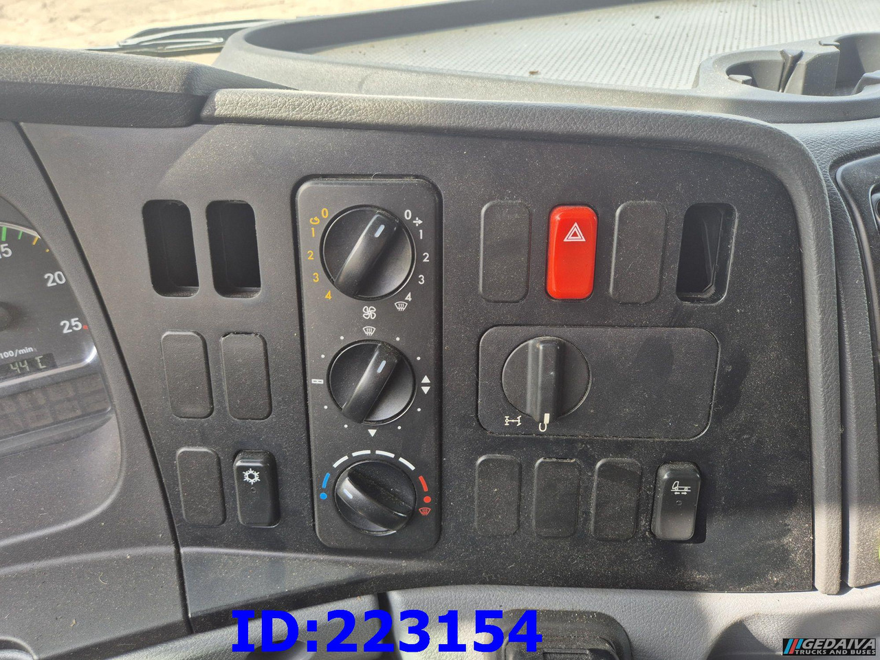 Cabeza tractora MERCEDES-BENZ Axor 1840 +  Crane Epsilon Palfinger 0150Z: foto 15 Cabeza tractora MERCEDES-BENZ Axor 1840 +  Crane Epsilon Palfinger 0150Z: foto 15