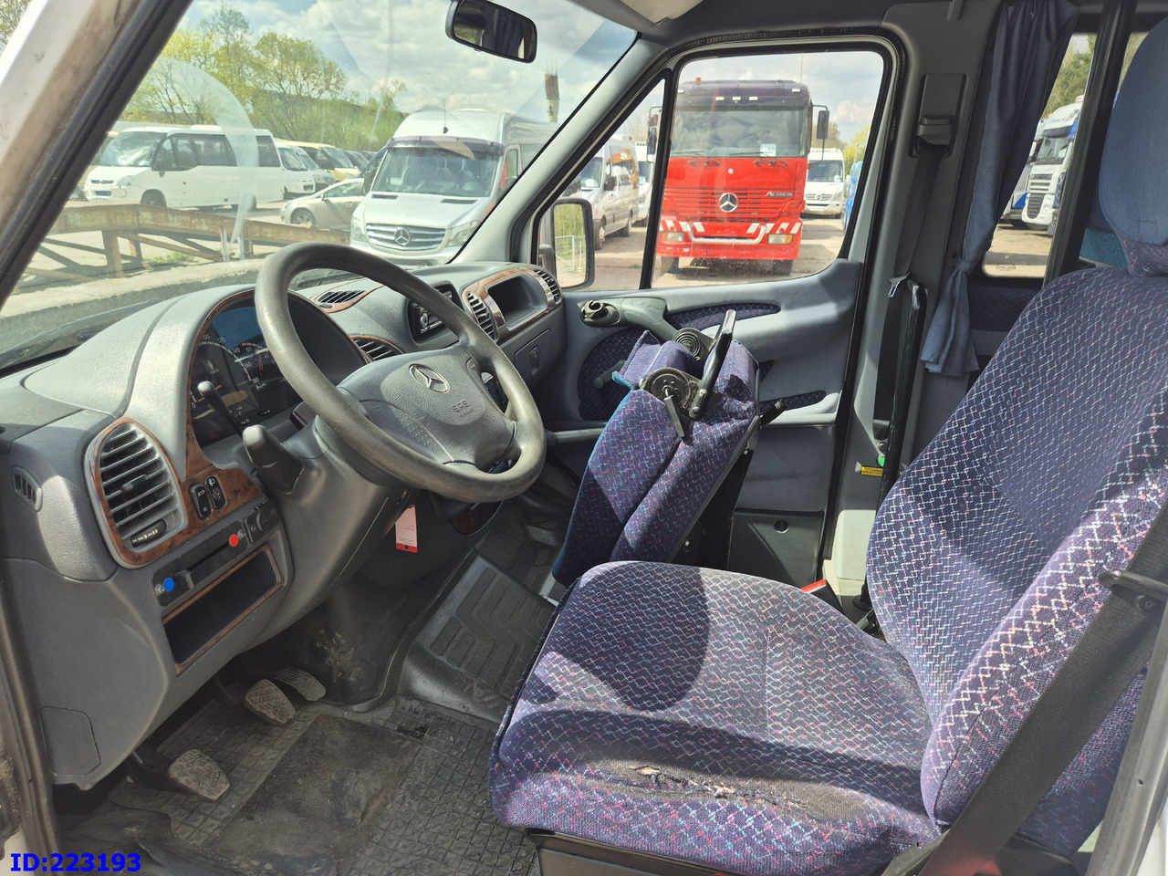 Minibús, Furgoneta de pasajeros MERCEDES-BENZ Sprinter 416 VIP AC 17-seater: foto 10