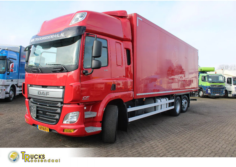 DAF CF 330 + 6X2 + LIFT - Camión caja cerrada: foto 1 DAF CF 330 + 6X2 + LIFT - Camión caja cerrada: foto 1