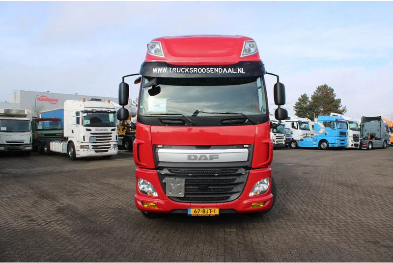 DAF CF 330 + 6X2 + LIFT - Camión caja cerrada: foto 2 DAF CF 330 + 6X2 + LIFT - Camión caja cerrada: foto 2