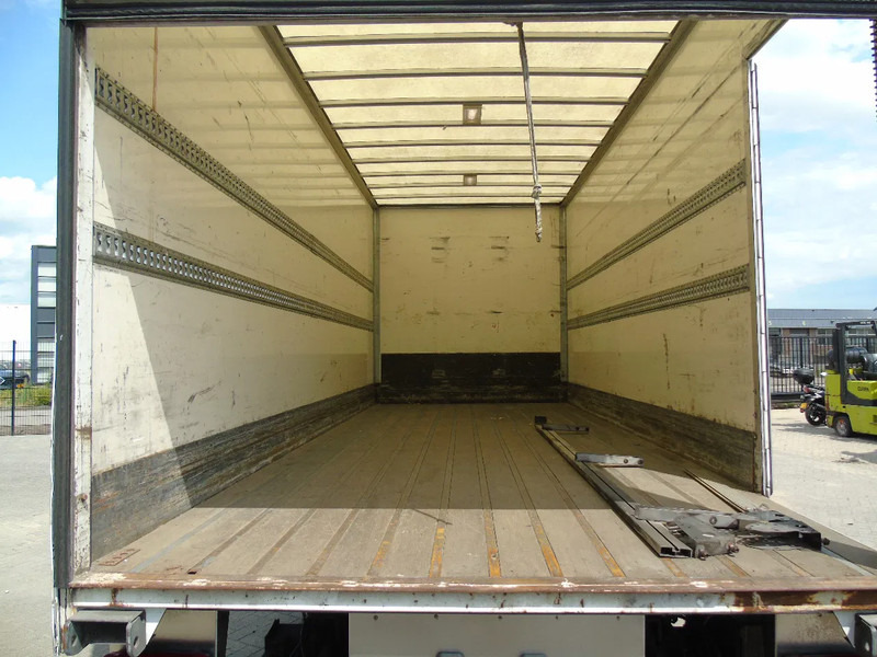 DAF LF 210 + euro 6 + lift + 3P - Camión caja cerrada: foto 4 DAF LF 210 + euro 6 + lift + 3P - Camión caja cerrada: foto 4