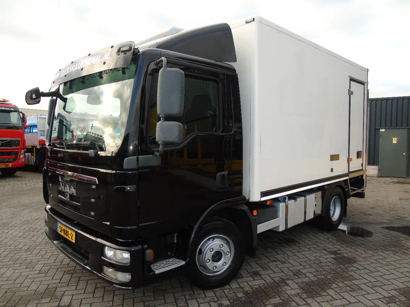 MAN TGL 10.250 + B.A.R loadlift + 3 SEATS +KONVECTA + RINGFEDER - Camión frigorífico: foto 3 MAN TGL 10.250 + B.A.R loadlift + 3 SEATS +KONVECTA + RINGFEDER - Camión frigorífico: foto 3