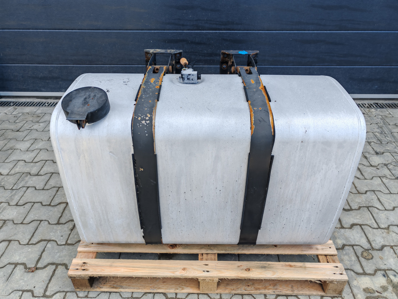 VOLVO RENAULT / ALU FUEL TANK / 113x69x71 / 450L / 20503506 - Depósito de combustible: foto 2 VOLVO RENAULT / ALU FUEL TANK / 113x69x71 / 450L / 20503506 - Depósito de combustible: foto 2