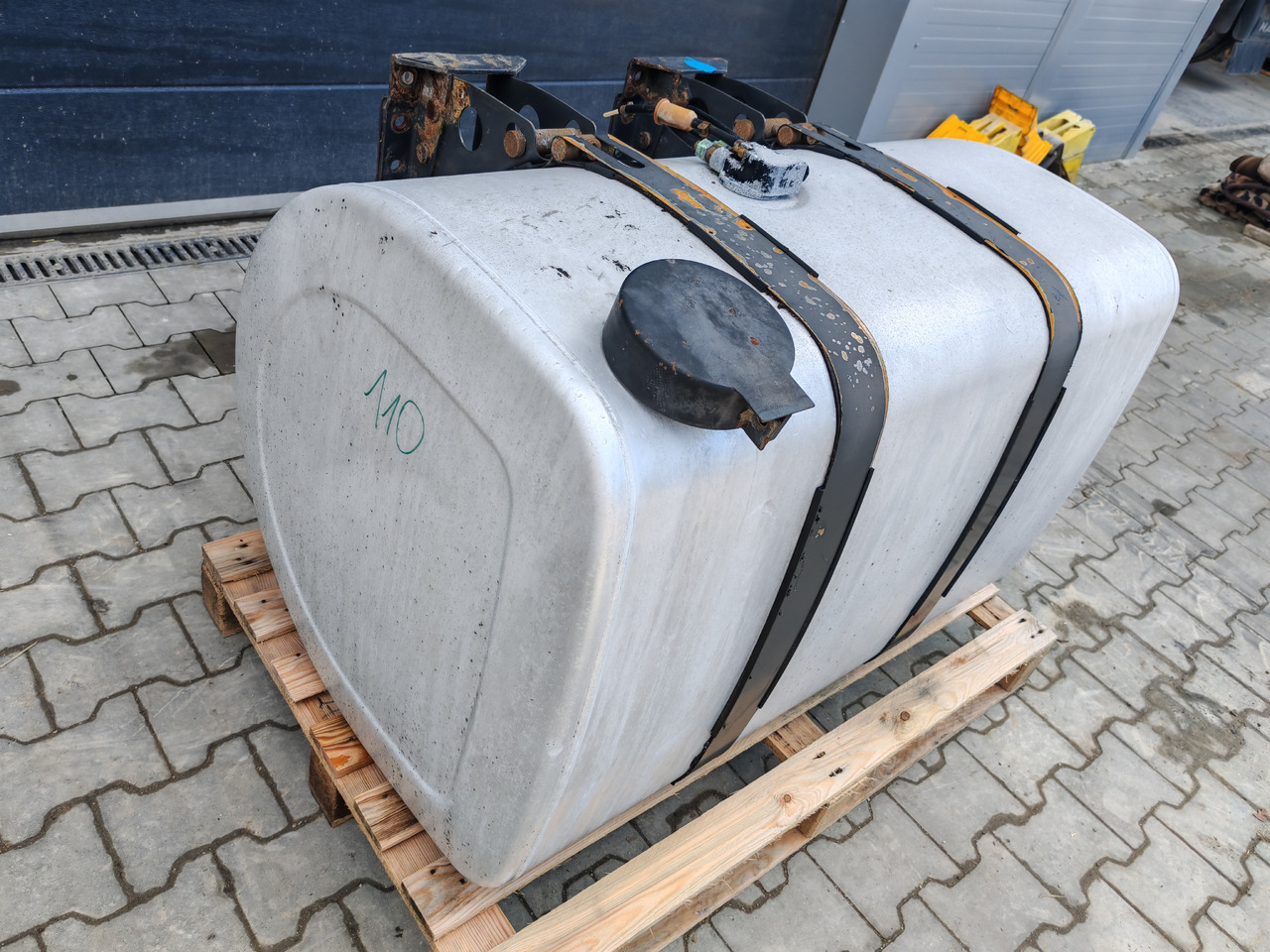 VOLVO RENAULT / ALU FUEL TANK / 113x69x71 / 450L / 20503506 - Depósito de combustible: foto 3 VOLVO RENAULT / ALU FUEL TANK / 113x69x71 / 450L / 20503506 - Depósito de combustible: foto 3