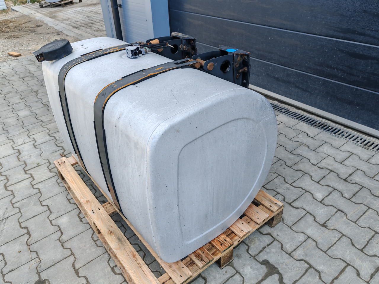 VOLVO RENAULT / ALU FUEL TANK / 113x69x71 / 450L / 20503506 - Depósito de combustible: foto 4 VOLVO RENAULT / ALU FUEL TANK / 113x69x71 / 450L / 20503506 - Depósito de combustible: foto 4