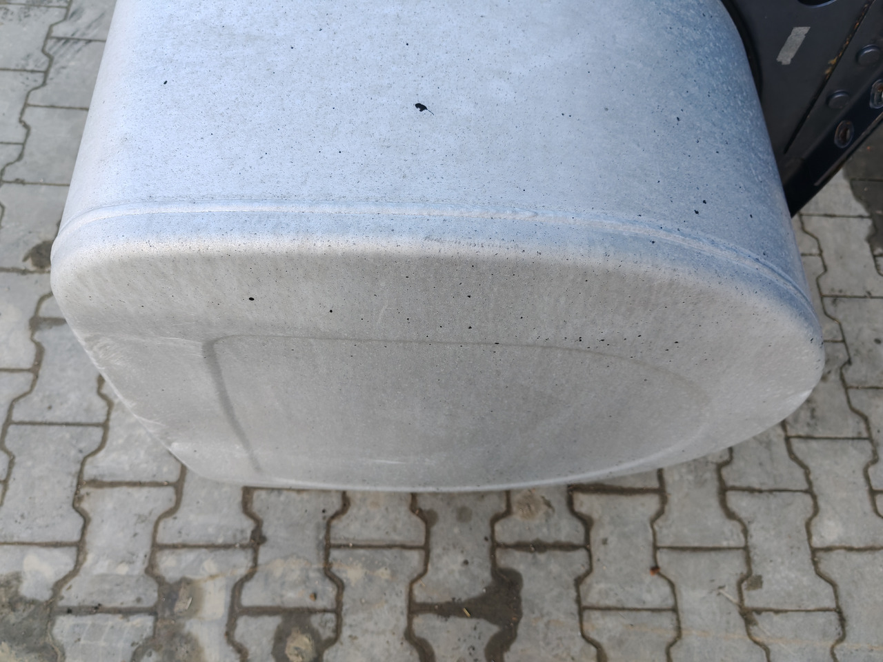 VOLVO RENAULT / ALU FUEL TANK / 162x68x71 / 650L / 21516455 - Depósito de combustible: foto 4 VOLVO RENAULT / ALU FUEL TANK / 162x68x71 / 650L / 21516455 - Depósito de combustible: foto 4