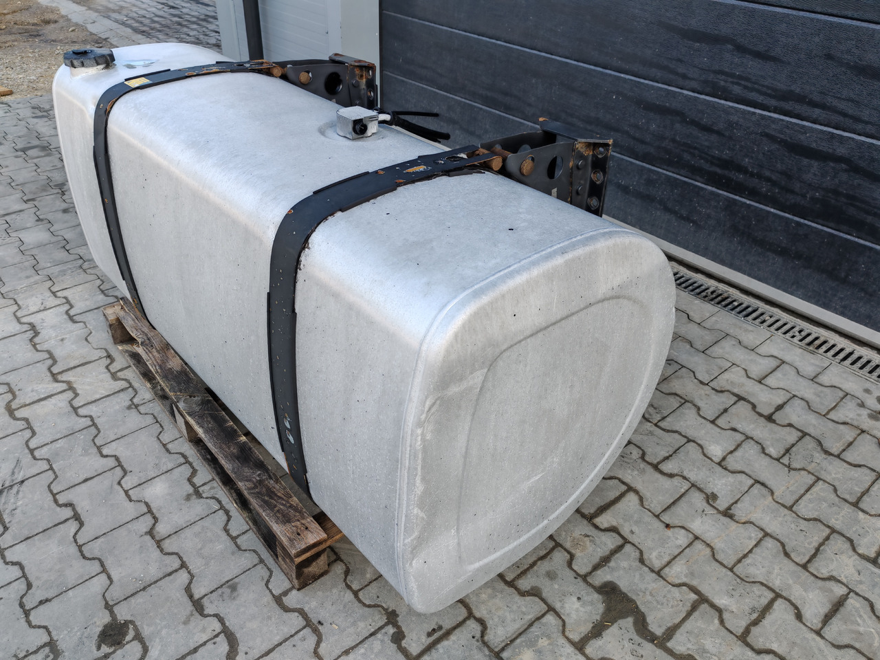 VOLVO RENAULT / ALU FUEL TANK / 162x68x71 / 650L / 21516455 - Depósito de combustible: foto 3 VOLVO RENAULT / ALU FUEL TANK / 162x68x71 / 650L / 21516455 - Depósito de combustible: foto 3