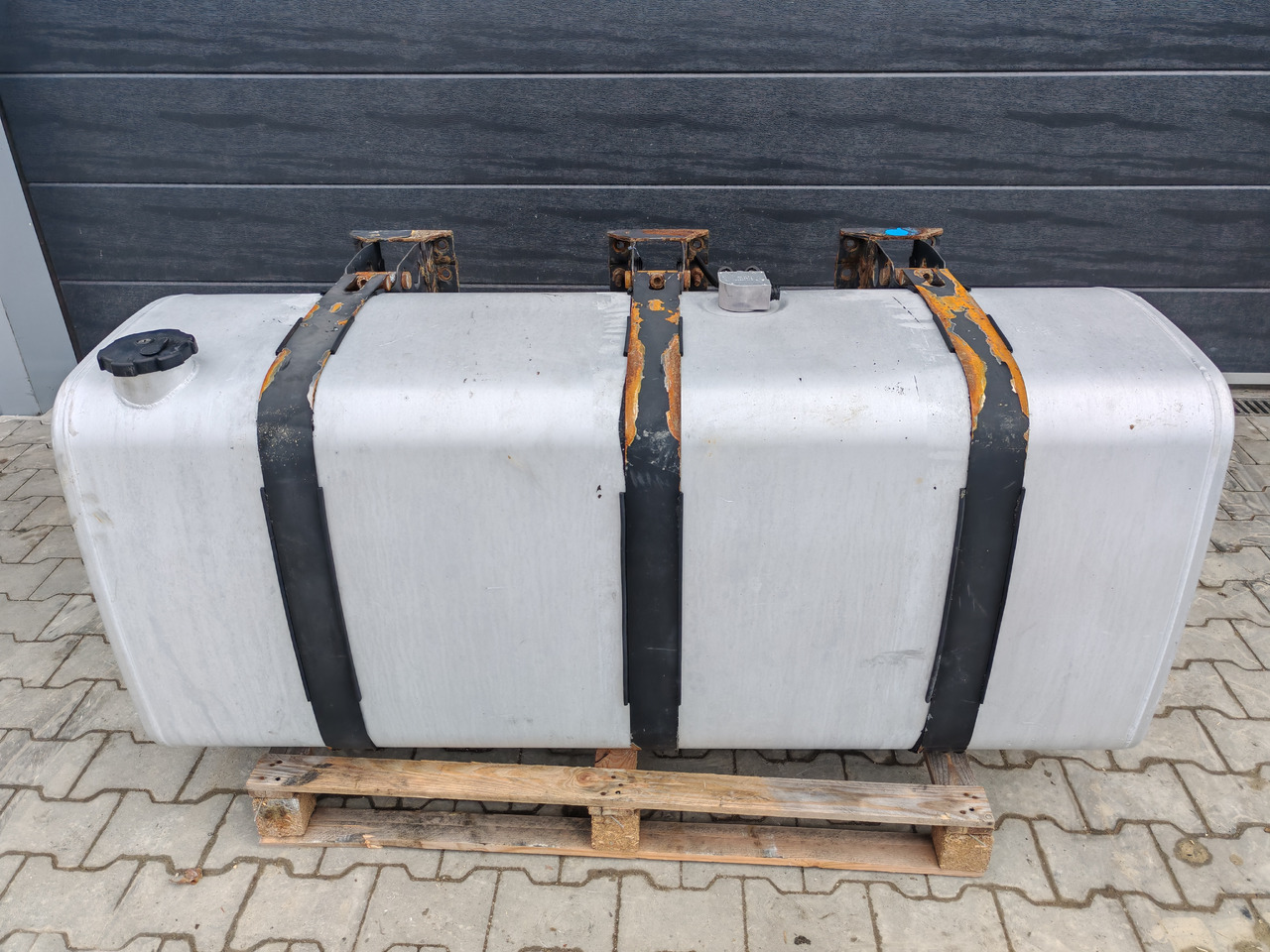 VOLVO RENAULT / ALU FUEL TANK / 163x69x71 / 650L / 20503511 - Depósito de combustible: foto 2 VOLVO RENAULT / ALU FUEL TANK / 163x69x71 / 650L / 20503511 - Depósito de combustible: foto 2