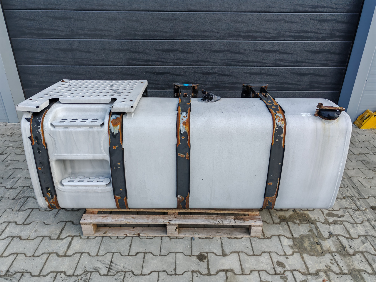 VOLVO RENAULT / ALU FUEL TANK / 195x68x71 / 790L / 20873121 - Depósito de combustible: foto 2 VOLVO RENAULT / ALU FUEL TANK / 195x68x71 / 790L / 20873121 - Depósito de combustible: foto 2