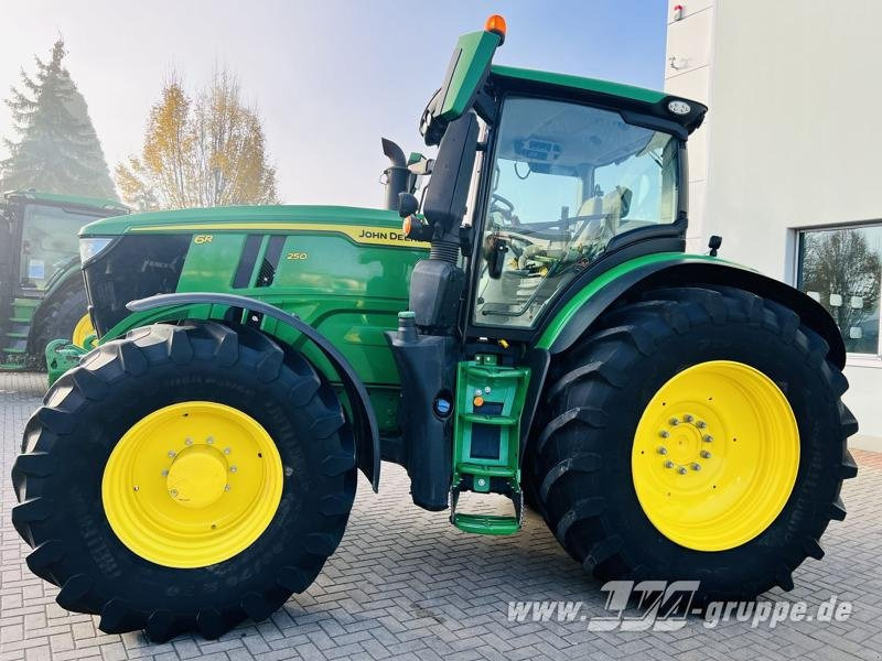 John Deere 6R 250 - Tractor: foto 3 John Deere 6R 250 - Tractor: foto 3