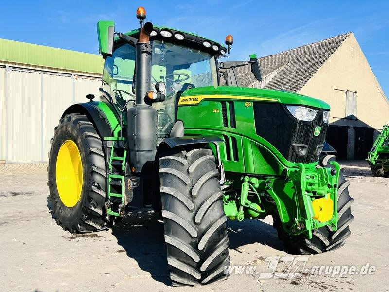 John Deere 6R 250 - Tractor: foto 2 John Deere 6R 250 - Tractor: foto 2