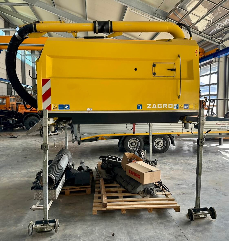 Unimog Aufbaukehrmaschine Trilety SK-370 - Barredora vial: foto 3 Unimog Aufbaukehrmaschine Trilety SK-370 - Barredora vial: foto 3