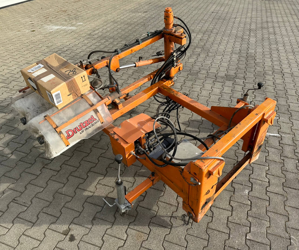 Unimog Leitpfostenwaschgerät Drutzel LWG-U-300 - Barredora cucharón: foto 1 Unimog Leitpfostenwaschgerät Drutzel LWG-U-300 - Barredora cucharón: foto 1