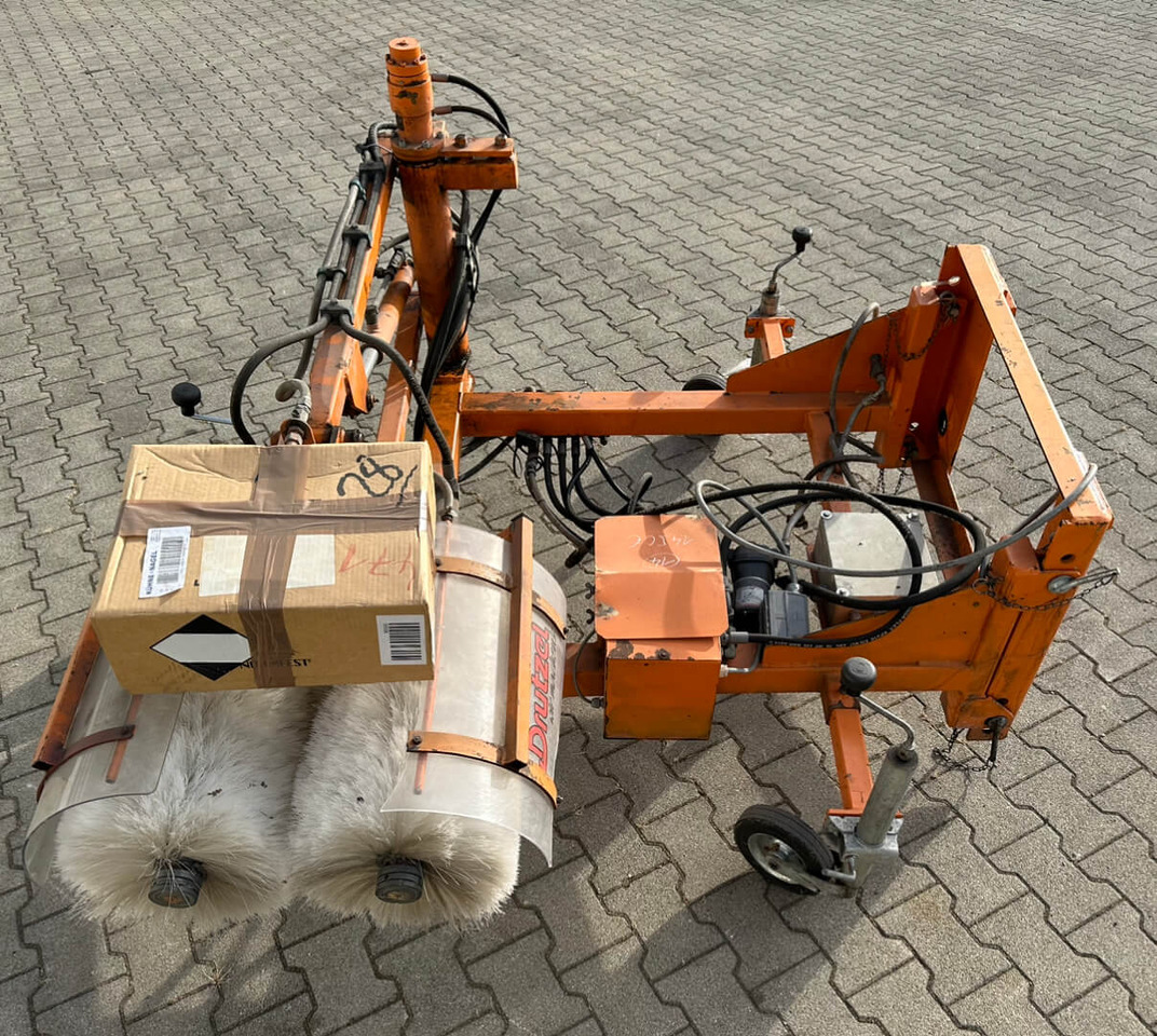 Unimog Leitpfostenwaschgerät Drutzel LWG-U-300 - Barredora cucharón: foto 2 Unimog Leitpfostenwaschgerät Drutzel LWG-U-300 - Barredora cucharón: foto 2