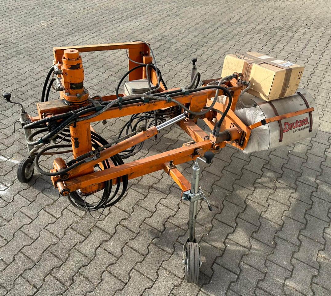 Unimog Leitpfostenwaschgerät Drutzel LWG-U-300 - Barredora cucharón: foto 5 Unimog Leitpfostenwaschgerät Drutzel LWG-U-300 - Barredora cucharón: foto 5