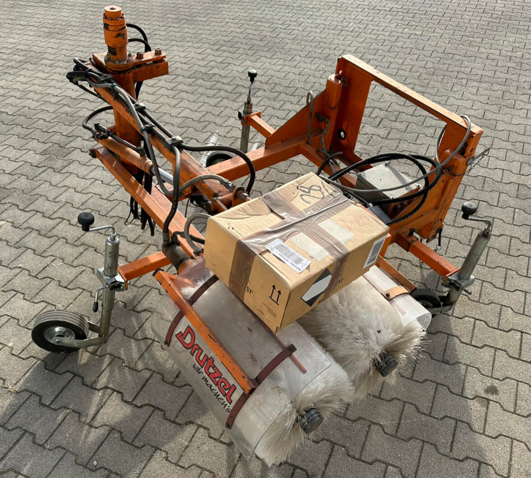 Unimog Leitpfostenwaschgerät Drutzel LWG-U-300 - Barredora cucharón: foto 3 Unimog Leitpfostenwaschgerät Drutzel LWG-U-300 - Barredora cucharón: foto 3