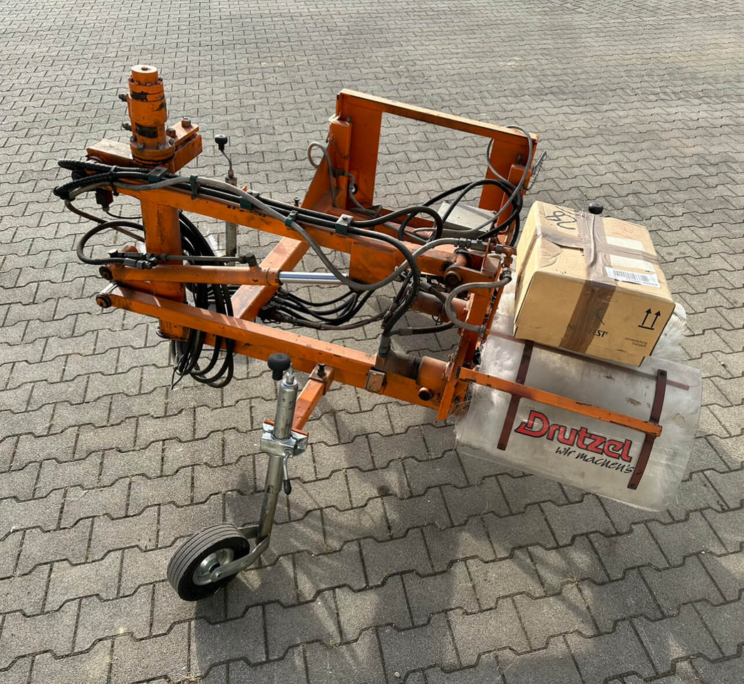 Unimog Leitpfostenwaschgerät Drutzel LWG-U-300 - Barredora cucharón: foto 4 Unimog Leitpfostenwaschgerät Drutzel LWG-U-300 - Barredora cucharón: foto 4