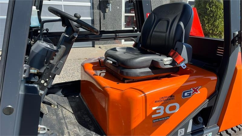 Doosan D30 G med kabine og KUN 57 TIMER FRA NY, MED TIME - Carretilla elevadora diésel: foto 4 Doosan D30 G med kabine og KUN 57 TIMER FRA NY, MED TIME - Carretilla elevadora diésel: foto 4