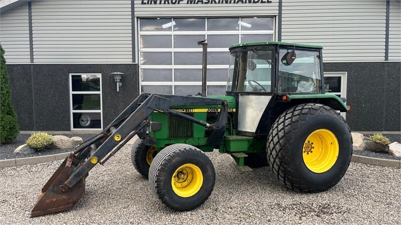 John Deere 1640 Med græsdæk og frontlæsser - Tractor: foto 1 John Deere 1640 Med græsdæk og frontlæsser - Tractor: foto 1