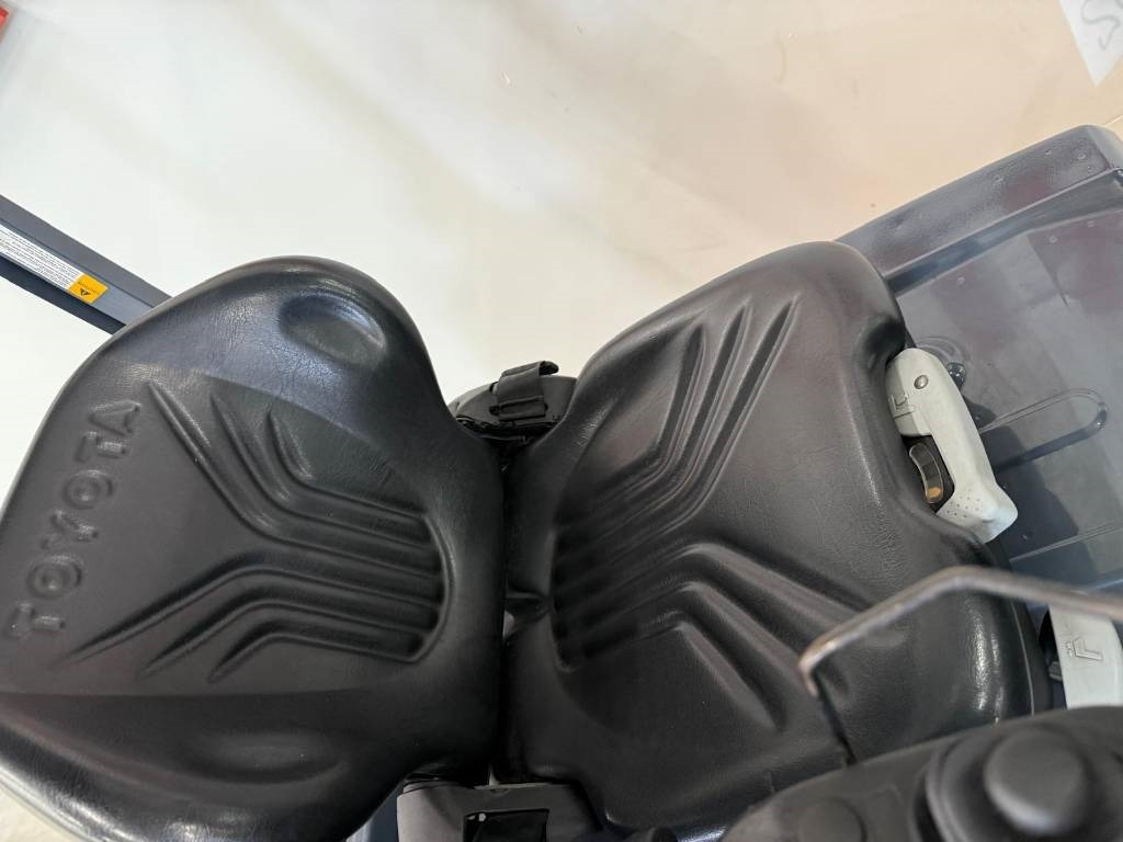 Toyota 11032 - 8FBM16T  - Carretilla elevadora eléctrica: foto 4 Toyota 11032 - 8FBM16T  - Carretilla elevadora eléctrica: foto 4