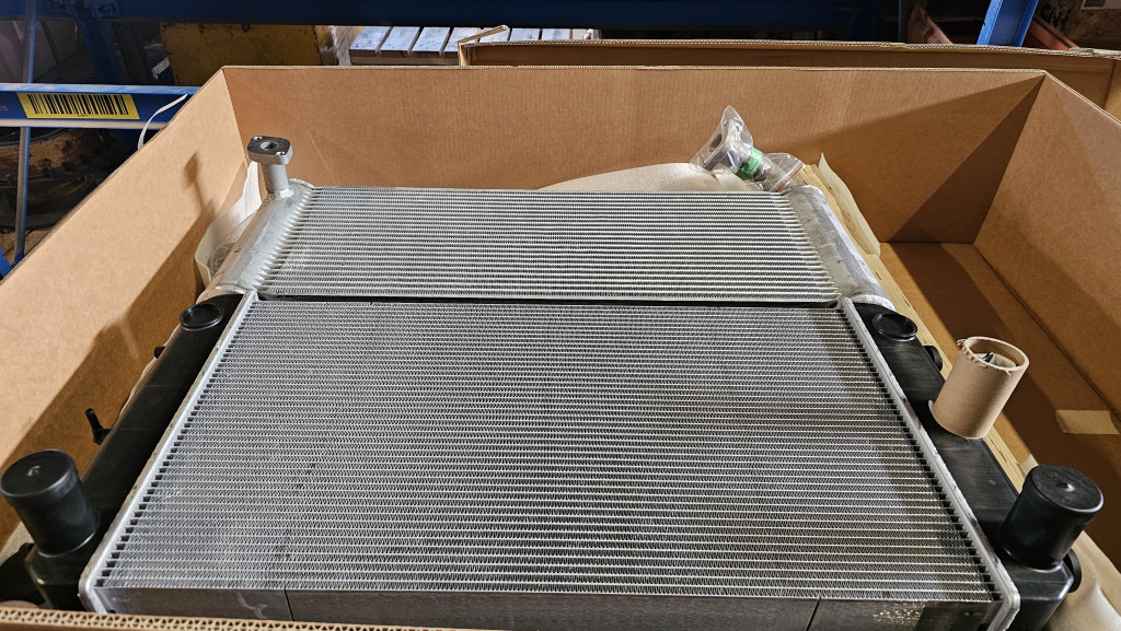 Hitachi YA00009861 - YA00019225 - Radiador para Maquinaria de construcción: foto 2 Hitachi YA00009861 - YA00019225 - Radiador para Maquinaria de construcción: foto 2