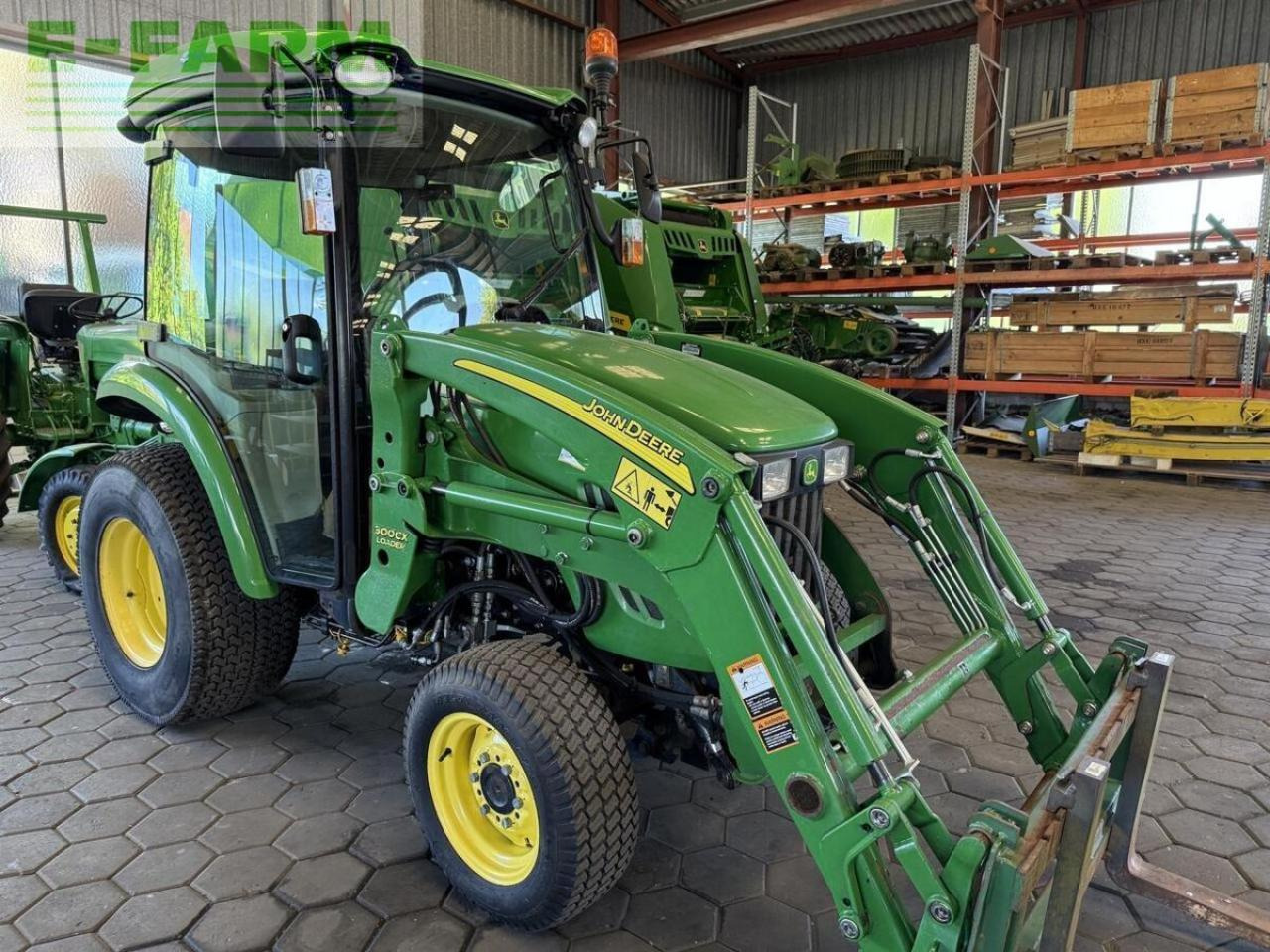 John Deere 3320 - Tractor: foto 1 John Deere 3320 - Tractor: foto 1