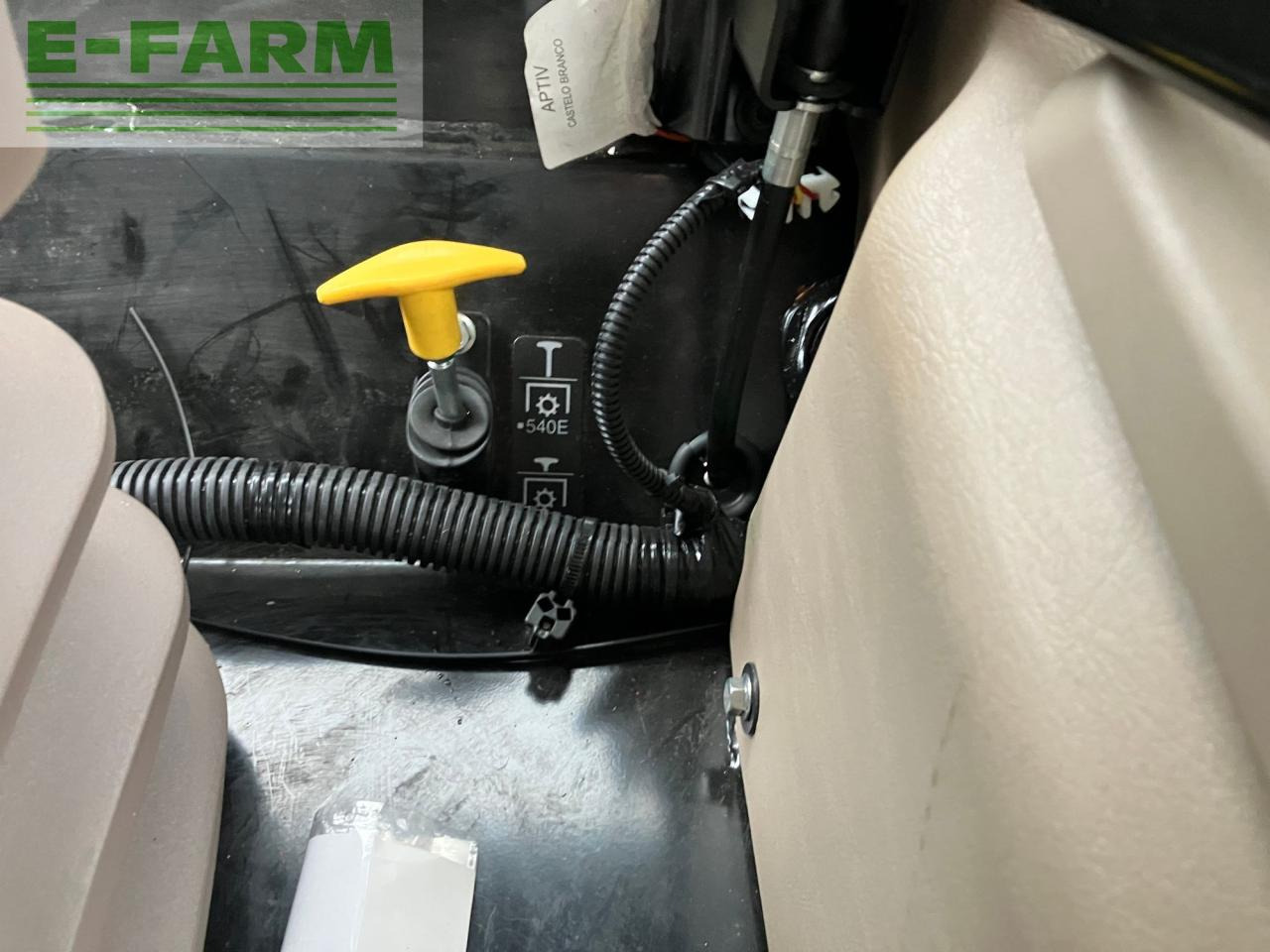 Tractor John Deere 5067E: foto 16