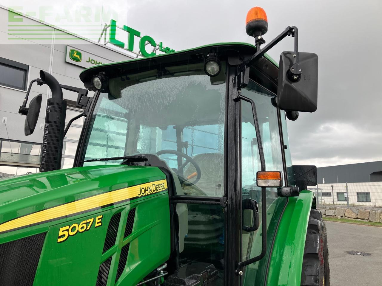 Tractor John Deere 5067E: foto 35