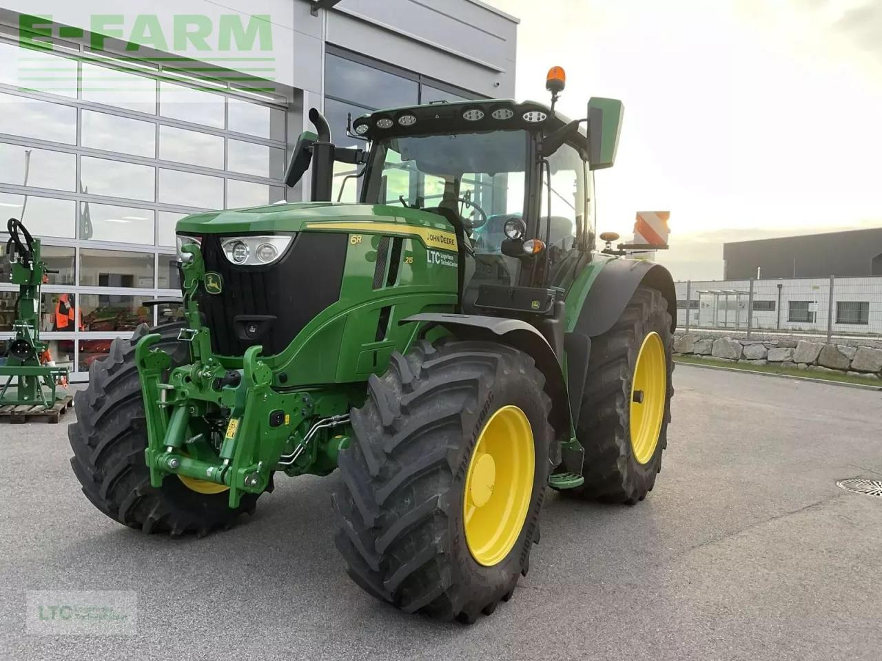 John Deere 6r 215 - Tractor: foto 1 John Deere 6r 215 - Tractor: foto 1