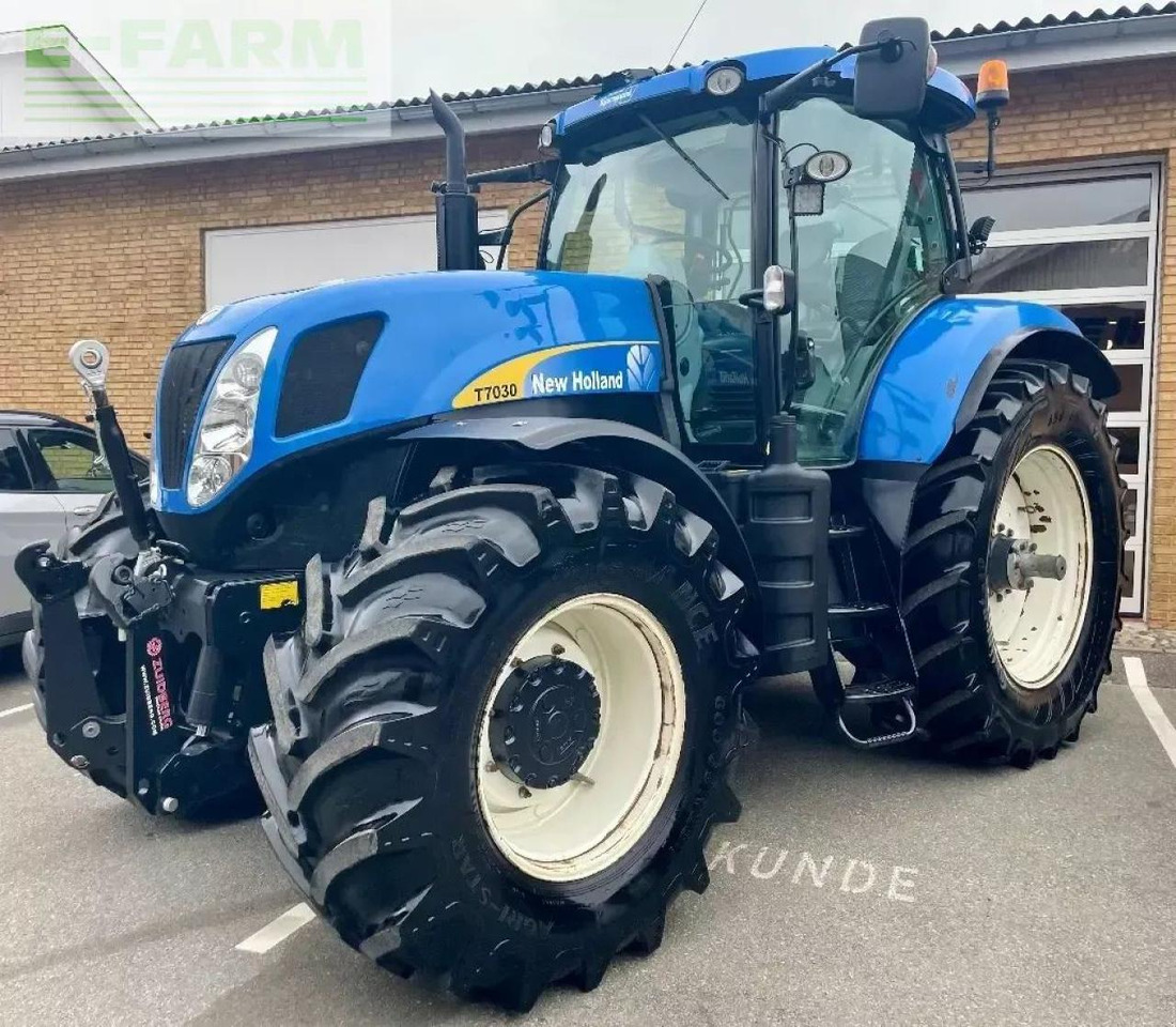 New Holland t 7030 - Tractor: foto 1 New Holland t 7030 - Tractor: foto 1
