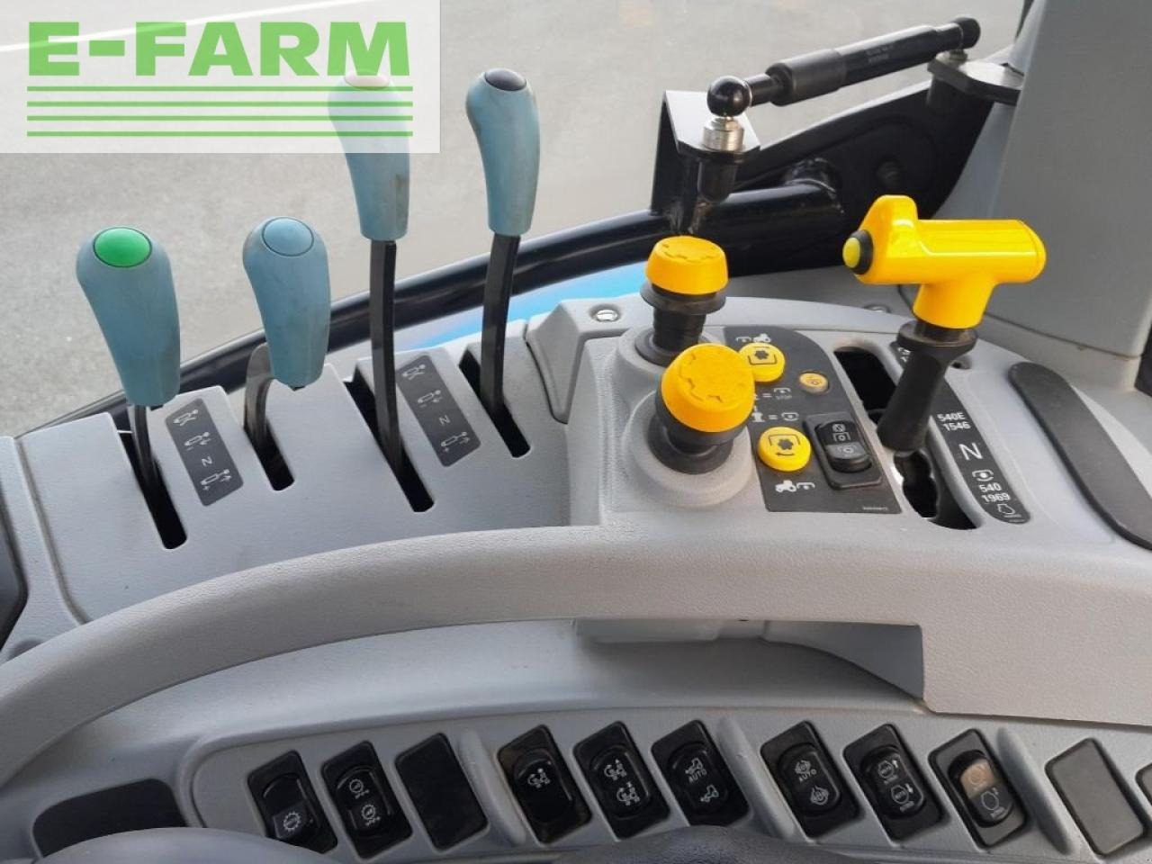 New Holland t7.210 pc - Tractor: foto 4 New Holland t7.210 pc - Tractor: foto 4