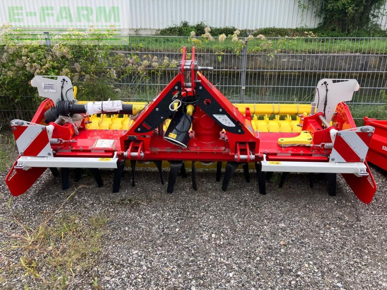 Pöttinger Lion 3030 - Equipo para trabajo del suelo: foto 3 Pöttinger Lion 3030 - Equipo para trabajo del suelo: foto 3
