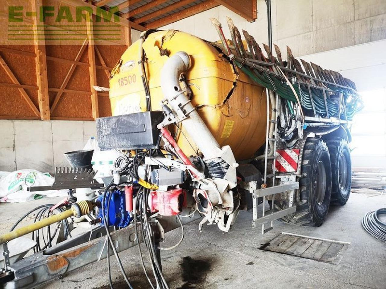 Light 18.500 polyesterfass mit unfallschaden - Cuba de purín: foto 1 Light 18.500 polyesterfass mit unfallschaden - Cuba de purín: foto 1