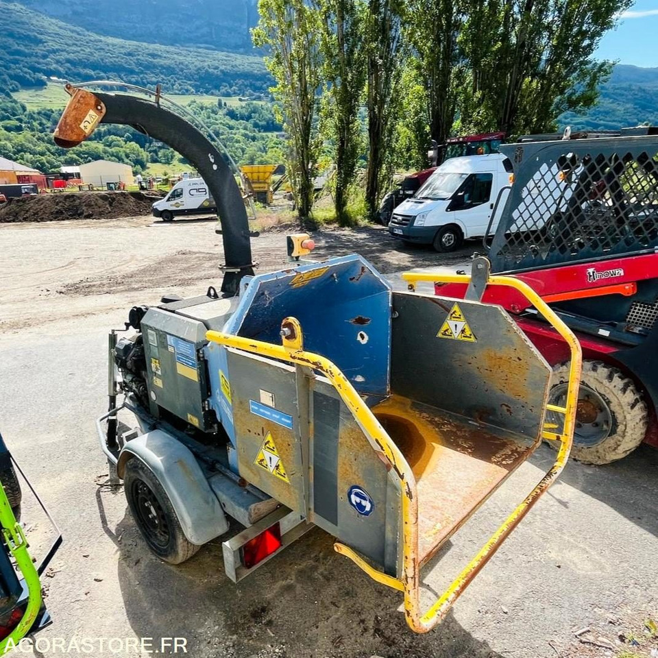 BROYEUR A BRANCHES ISEKI 150M - ANNÉE 2010 - Trituradora de madera: foto 5 BROYEUR A BRANCHES ISEKI 150M - ANNÉE 2010 - Trituradora de madera: foto 5