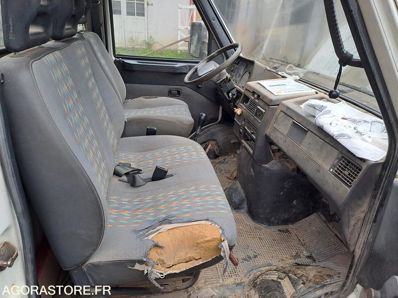 CAMIONNETTTE PLATEAU IVECO DAILY Haras de Pompadour (19) ne démarre pas - Furgoneta basculante: foto 1 CAMIONNETTTE PLATEAU IVECO DAILY Haras de Pompadour (19) ne démarre pas - Furgoneta basculante: foto 1